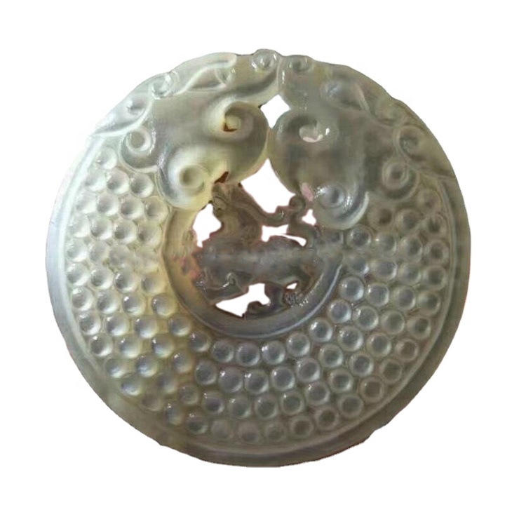 Pendentif en perles de coquille sculpté 7