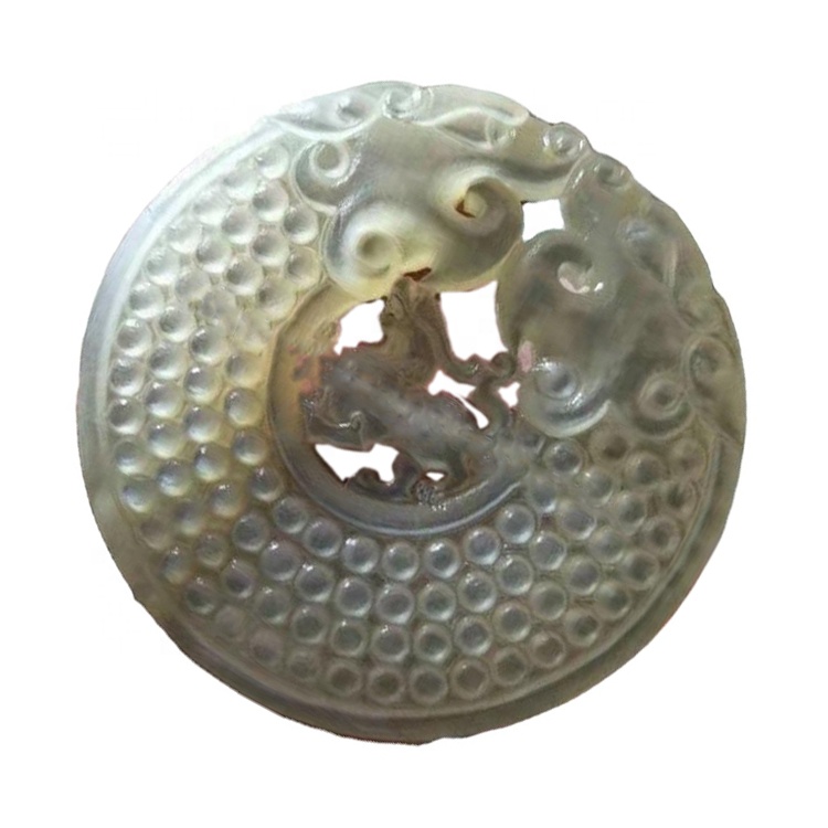 Pendentif en perles de coquille sculpté 11