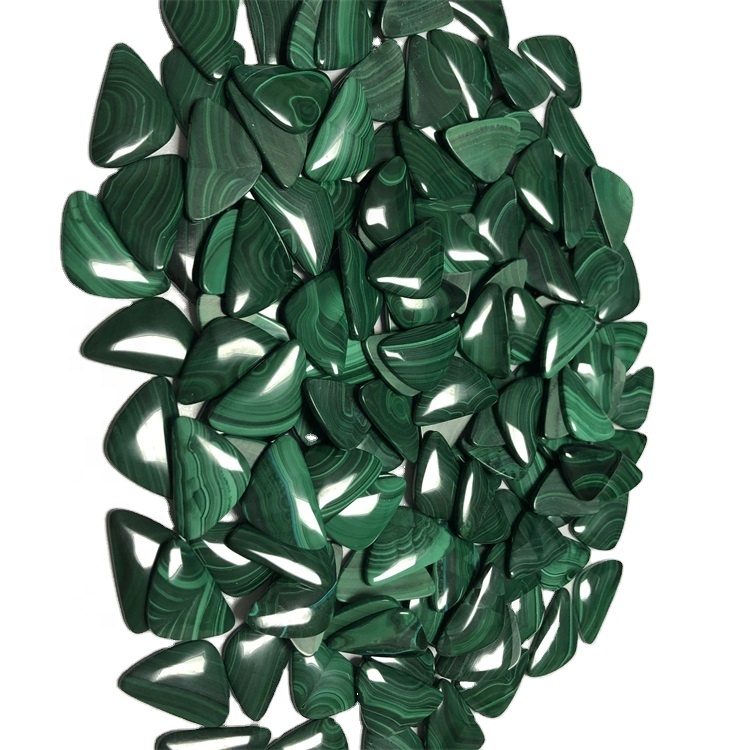 Natural nga Malachite Triangle Cabochon Triangle Malachite Pendant nga gidak-on nga Cabochon alang sa mga magbubuhat sa alahas 35