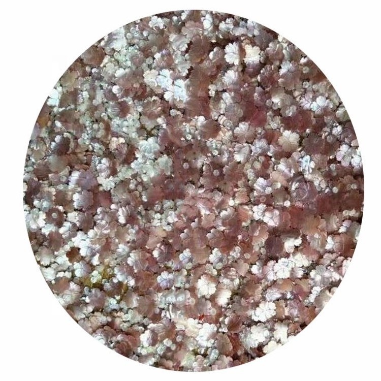 Natierlech Schuel geschnidde Blummen Pendant Bijouen 42