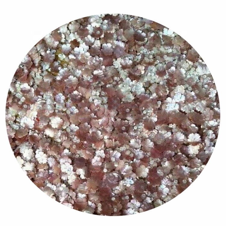 Natierlech Schuel geschnidde Blummen Pendant Bijouen 44