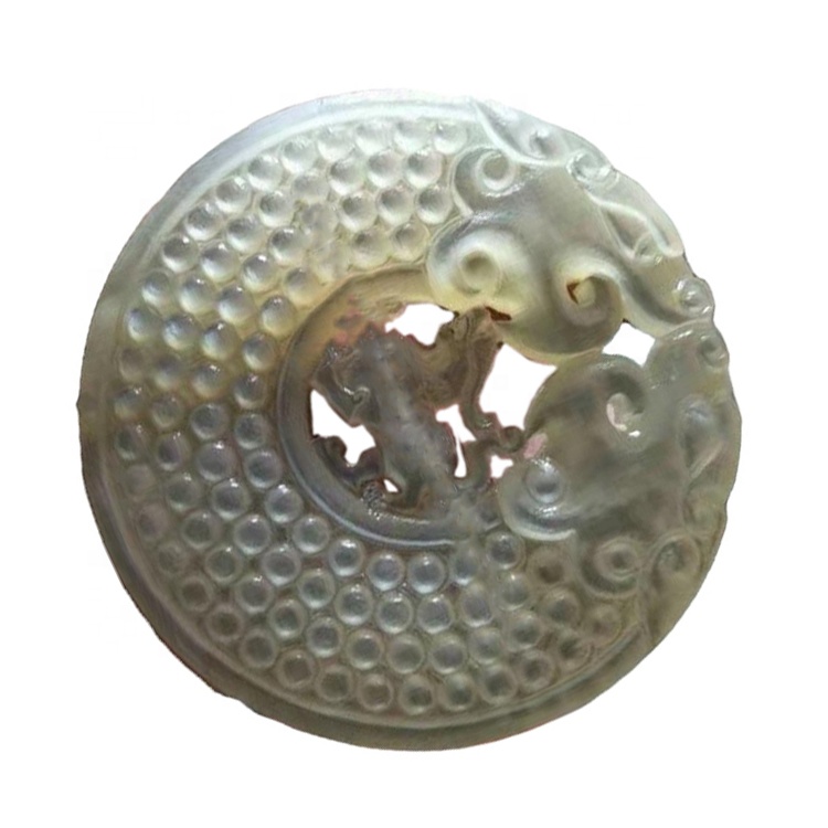 Pendentif en perles de coquille sculpté 13