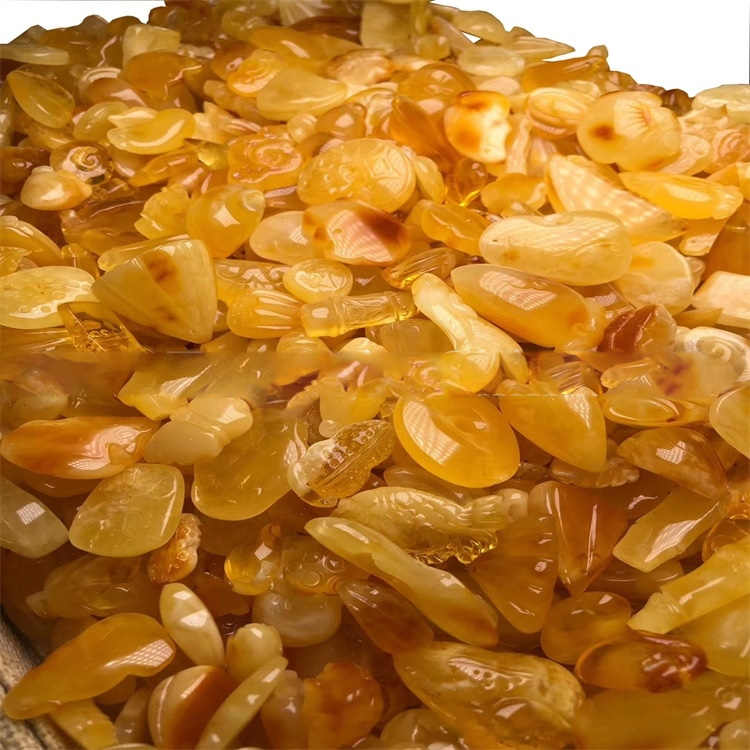Amber giallo naturale che scolpisce la bella pietra preziosa 21
