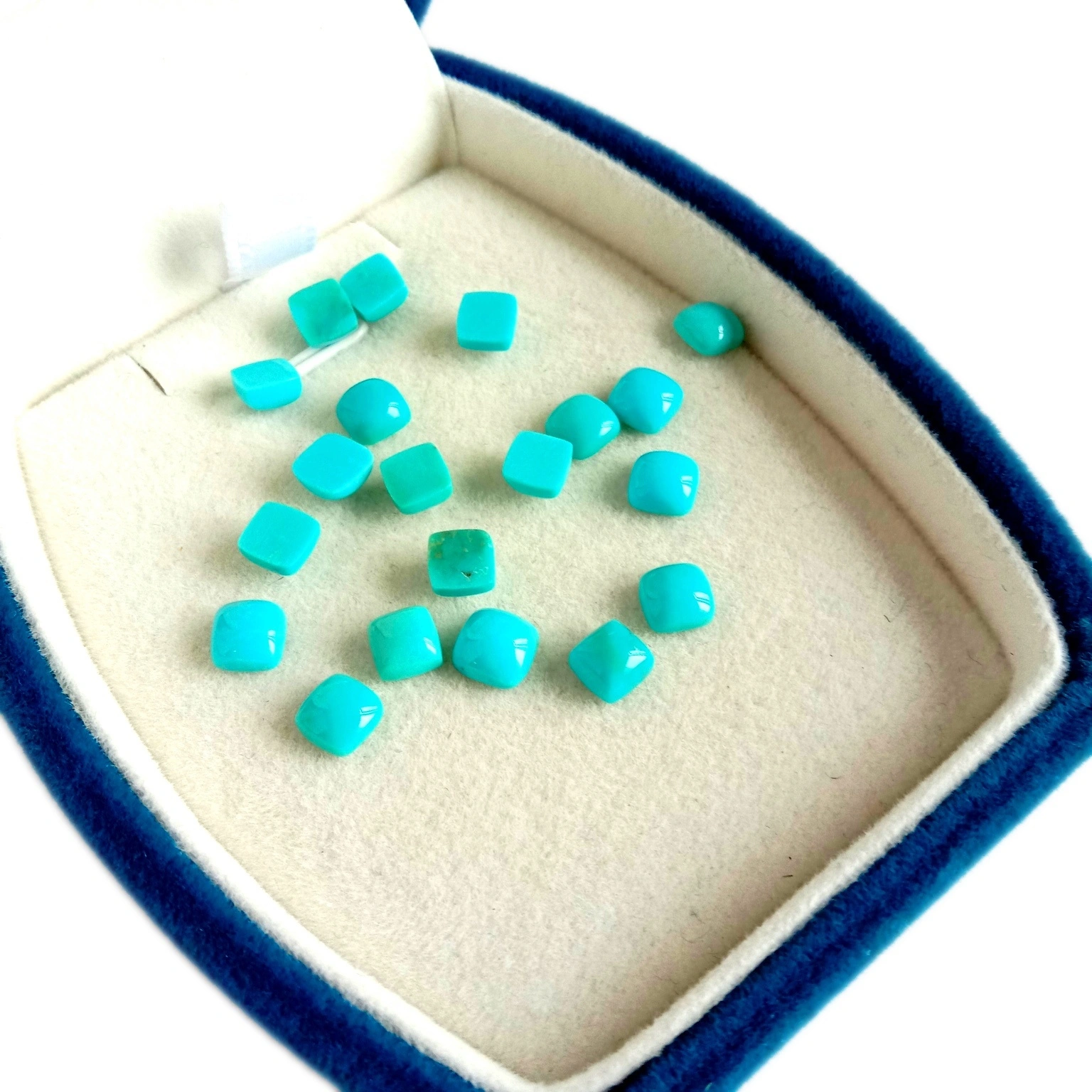 Ilitye elinqabileyo le-Turquoise Square Cabochon Amaso aLondolozayo agudileyo amatye anqabileyo okuthelekisa ukwenza iJewelry 1