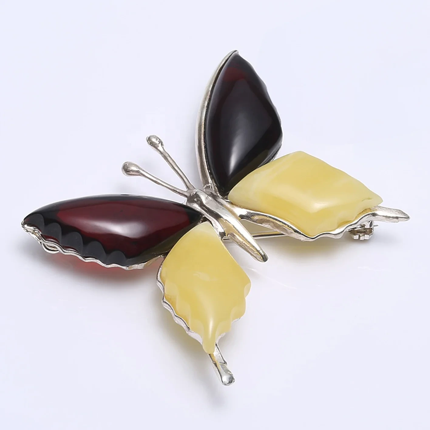 Ang Natural Baltic Sea Wala'y Na-optimize nga Amber Butterfly Pendant Dual -use nga Dekorasyon Mahimong Magamit Ingon Usa ka Pendant sa Kwintas O Usa ka Brooch 1