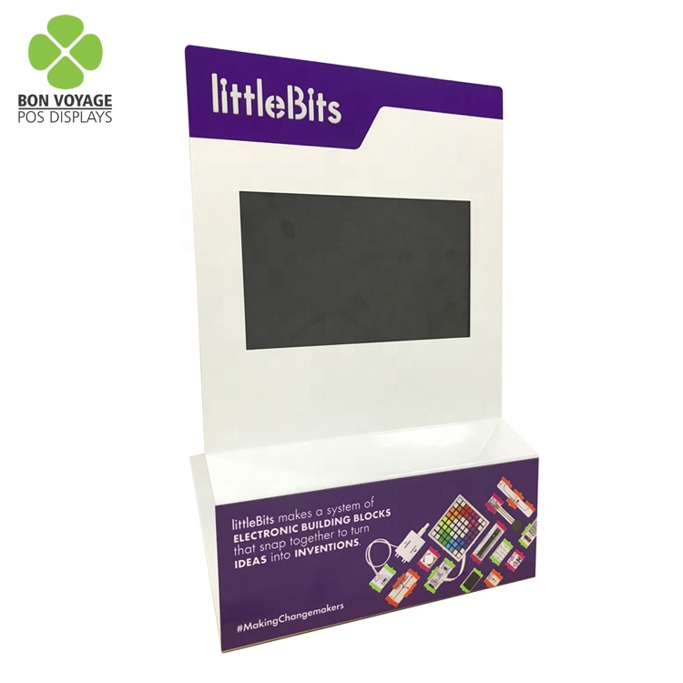Suporte de exibição de produtos esportivos eletrônicos personalizados para balcão de metal pequeno com reprodutor de vídeo LCD 5