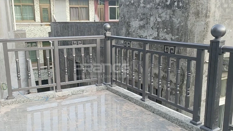 धातु बालकनी रेलिंग डिजाइन