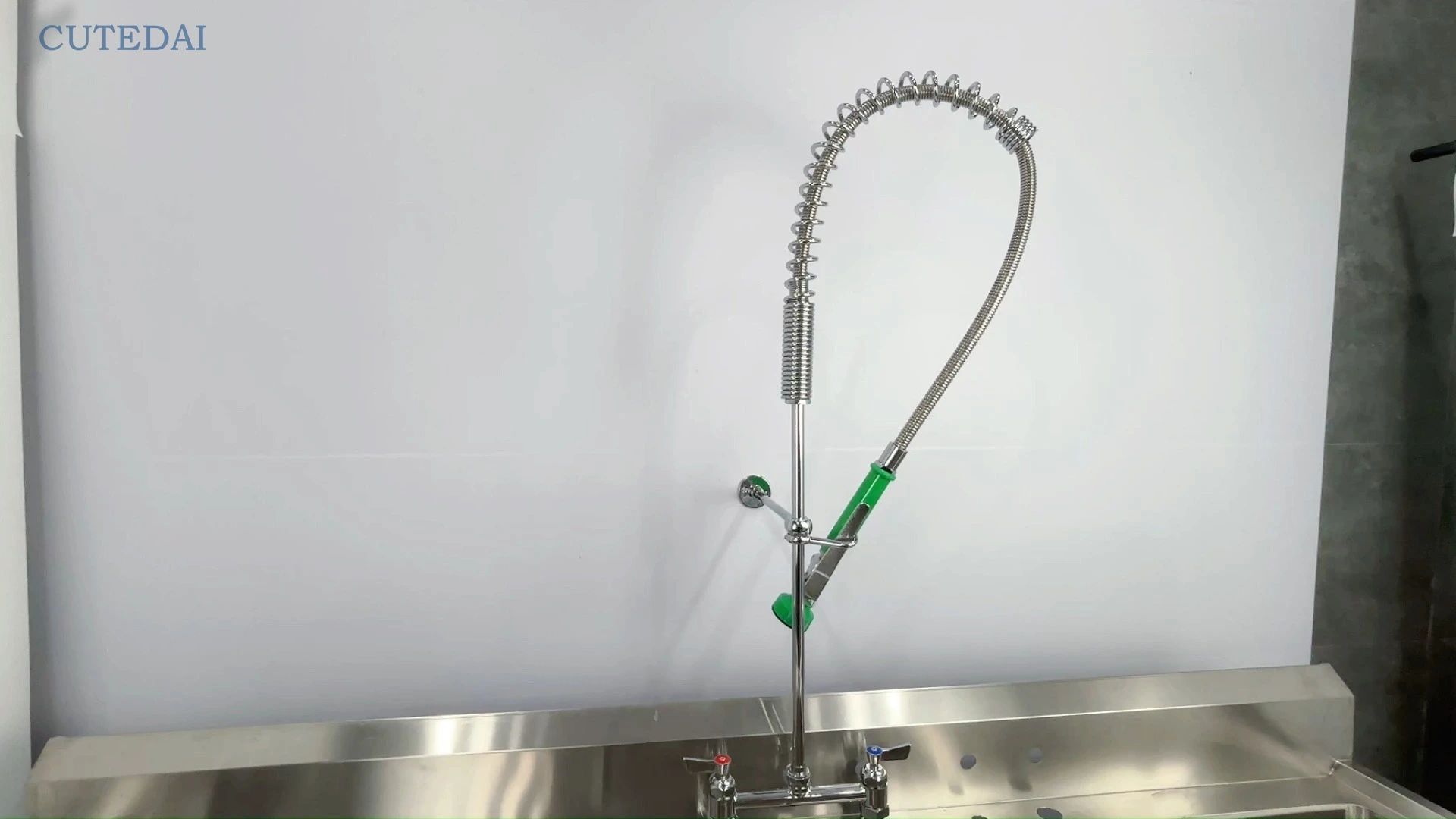 Grifo comercial de latón de 8 pulgadas con montaje en cubierta y rociador para prelavado, ideal para fregaderos de restaurantes. 1