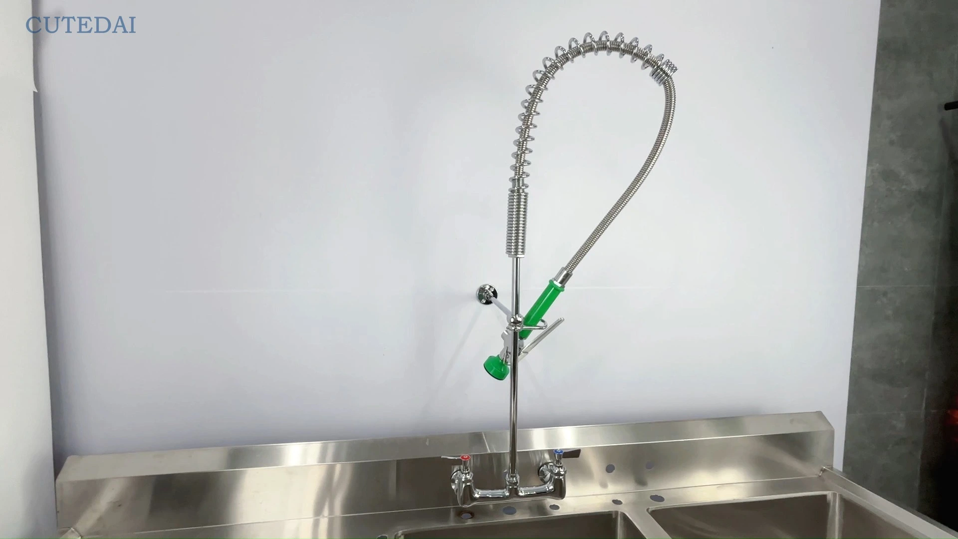 ก๊อกน้ำอ่างล้างจานแบบติดผนังชุบโครเมียมทองเหลืองขายดี ก๊อกน้ำล้างล่วงหน้าแบบดึงลงสำหรับโรงแรมอุตสาหกรรม 1