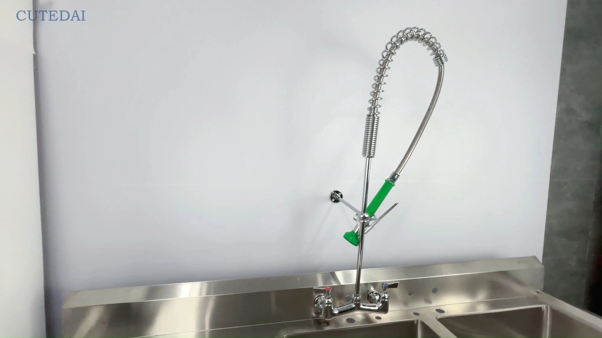 Grifo de cocina de latón cromado con doble manija, estilo industrial, mezclador de agua fría y caliente, 2 orificios, instalación en pared. 1