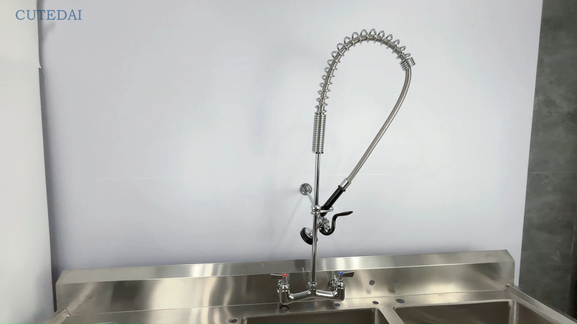 Grifo de cocina de latón para montaje en pared, estilo industrial comercial, con prelavado de agua fría y caliente, compatible con lavavajillas. Ideal para hoteles. 1