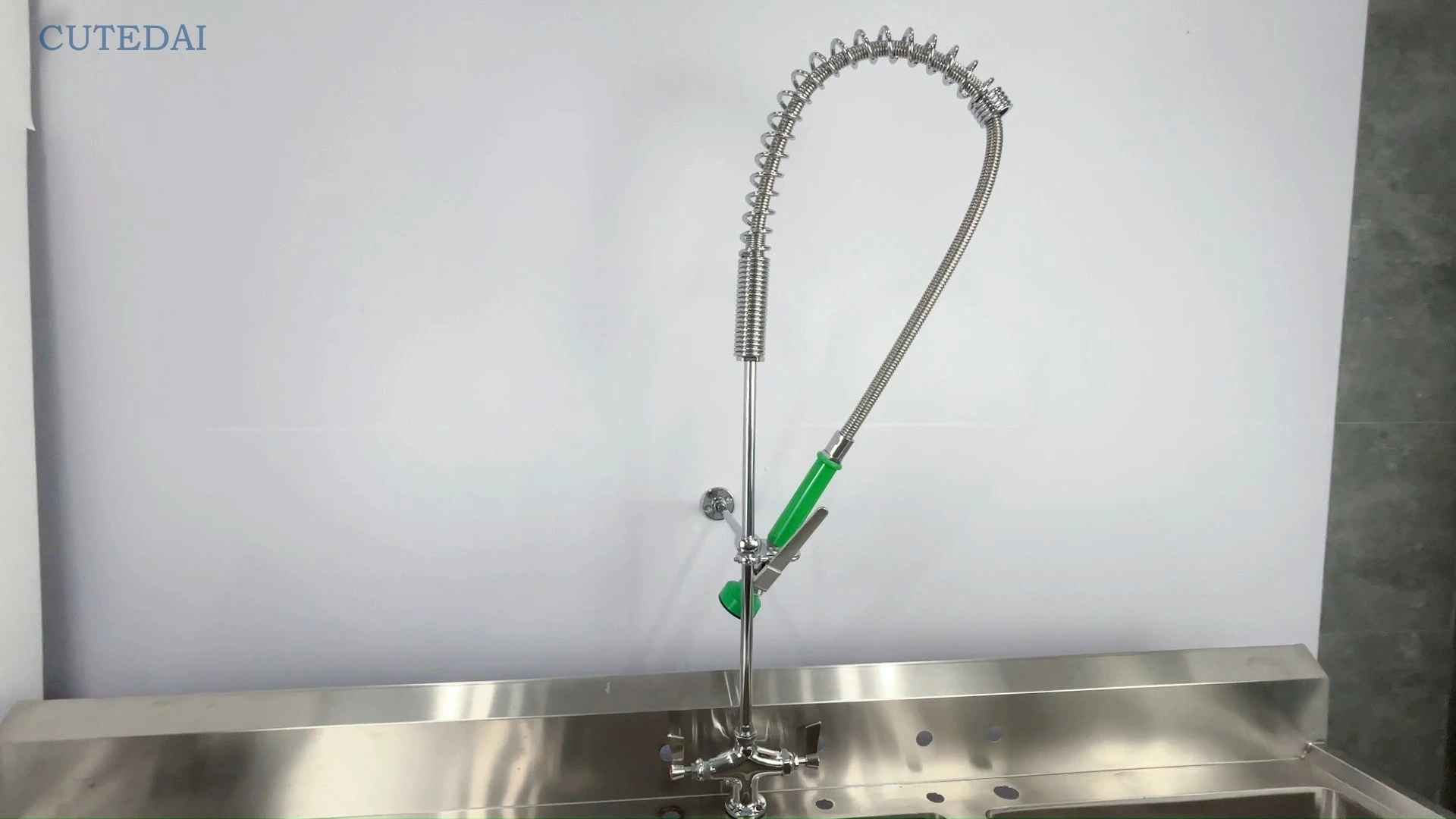 ก๊อกน้ำห้องครัวแบบติดตั้งบนดาดฟ้าขนาด 47 นิ้ว ทองเหลือง สเปรย์ล้างล่วงหน้าแรงดันสูง ดีไซน์อุตสาหกรรมที่ทันสมัยสำหรับโรงแรม 1