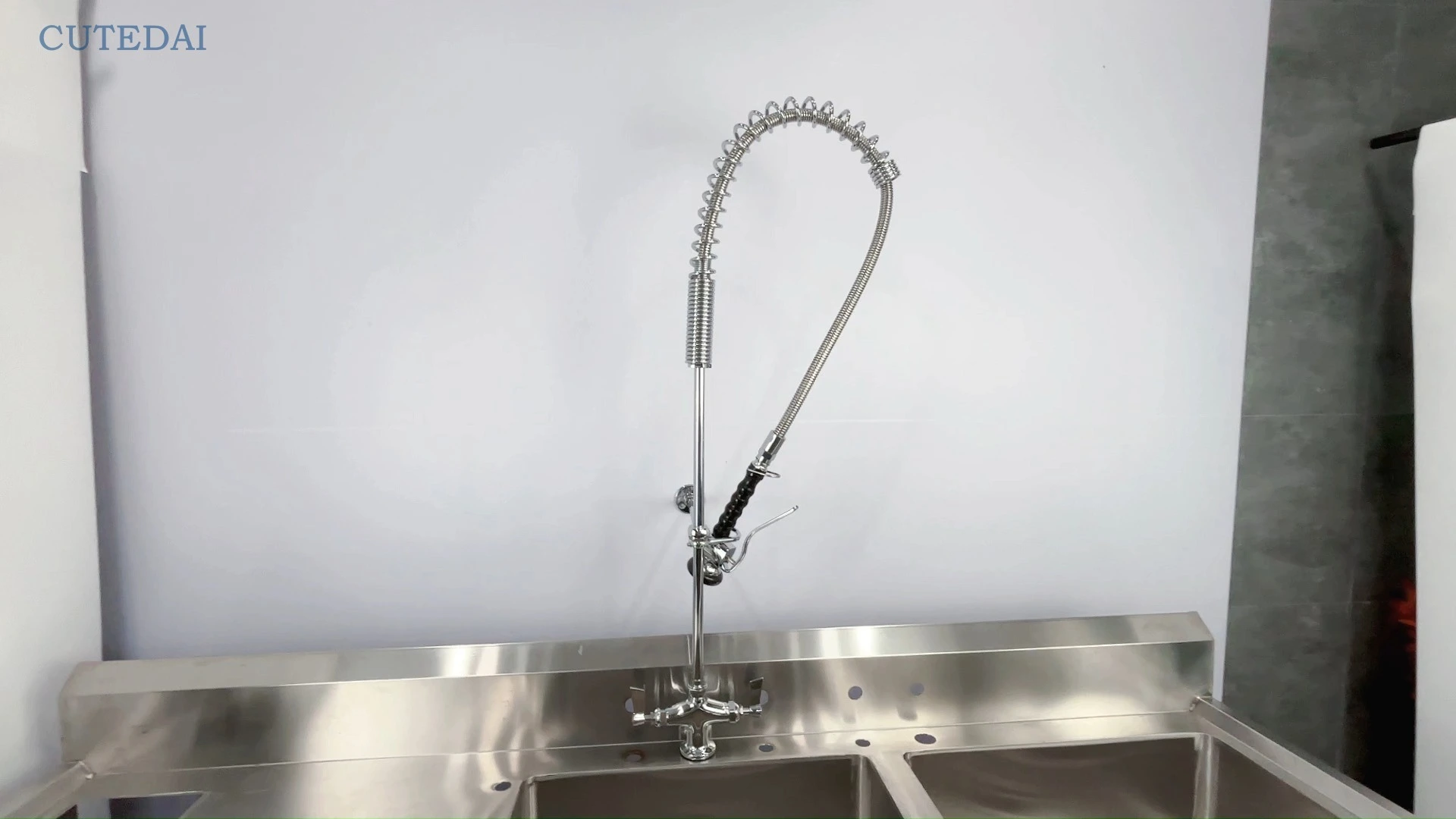 Robinet de prérinçage rotatif à 2 positions en laiton chromé avec douchette extractible, design industriel pour éviers de cuisines professionnelles et hôtels, certifié Watermark CE. 1