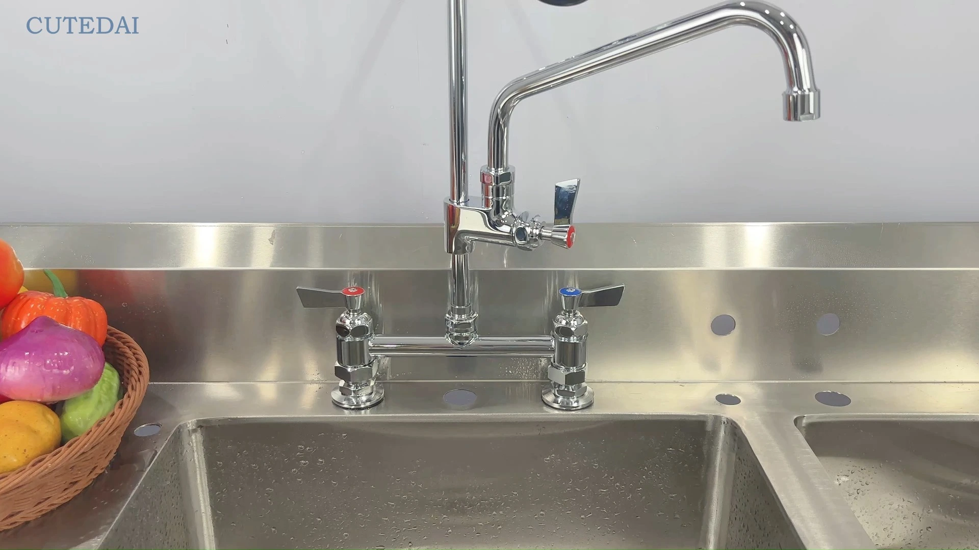 Komercyjny, dwuuchwytowy kran kuchenny z wyciąganą wylewką i funkcją wstępnego spłukiwania, chromowany, z mosiężną dyszą natryskową, w stylu industrialnym dla hoteli 1