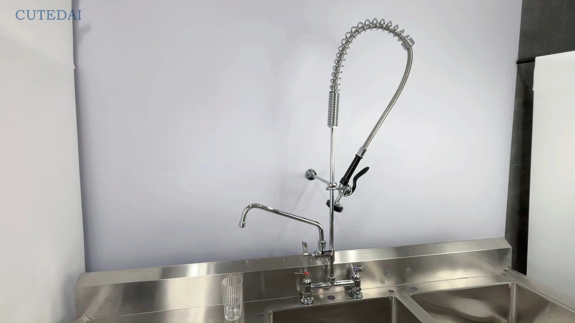 Kran kuchenny hotelowy w stylu industrialnym, montowany na blacie, chromowany, odporny na wysokie ciśnienie i temperaturę, z wyciąganą wylewką i funkcją wstępnego płukania 1
