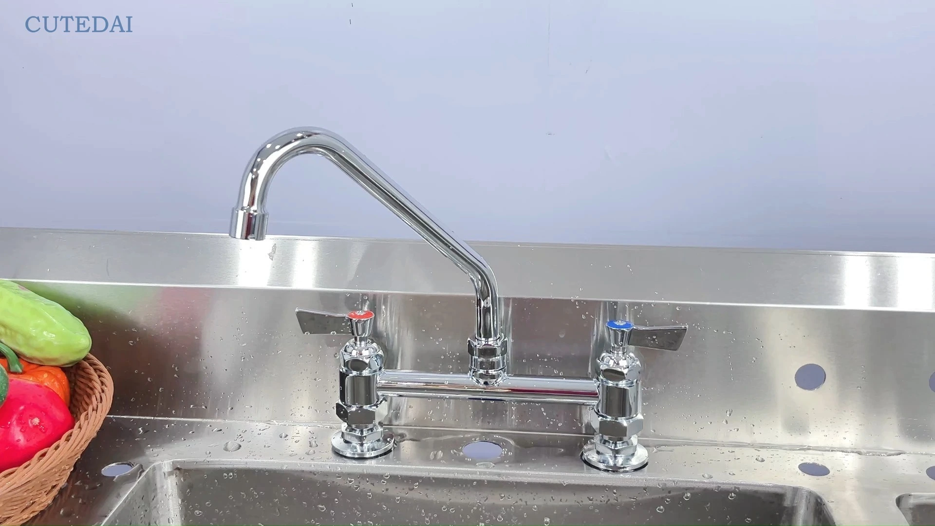 ก๊อกน้ำห้องครัวแบบหมุนทองเหลืองพร้อมด้ามจับคู่พร้อมก๊อกน้ำแบบสวิงเดี่ยว ออกแบบอุตสาหกรรมสำหรับใช้ในห้องน้ำและห้องครัวที่พักอาศัยในโรงพยาบาล 1