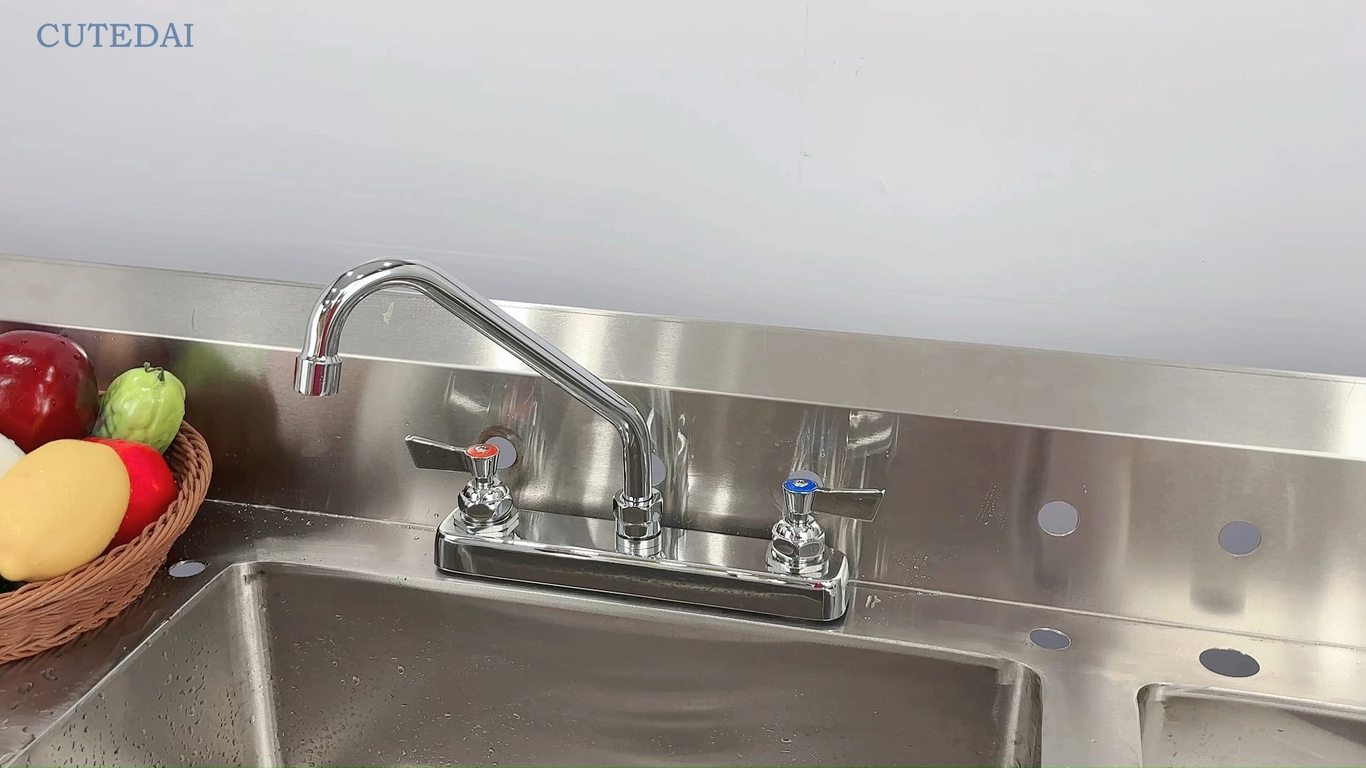 ก๊อกน้ำทางการแพทย์แบบติดตั้งบนดาดฟ้าอุตสาหกรรม 2 มือจับ ทองเหลือง ขนาด 10 นิ้ว ก๊อกน้ำอ่างล้างจานแบบหมุนได้ สำหรับจ่ายน้ำร้อนเย็นในครัวโรงพยาบาล 1