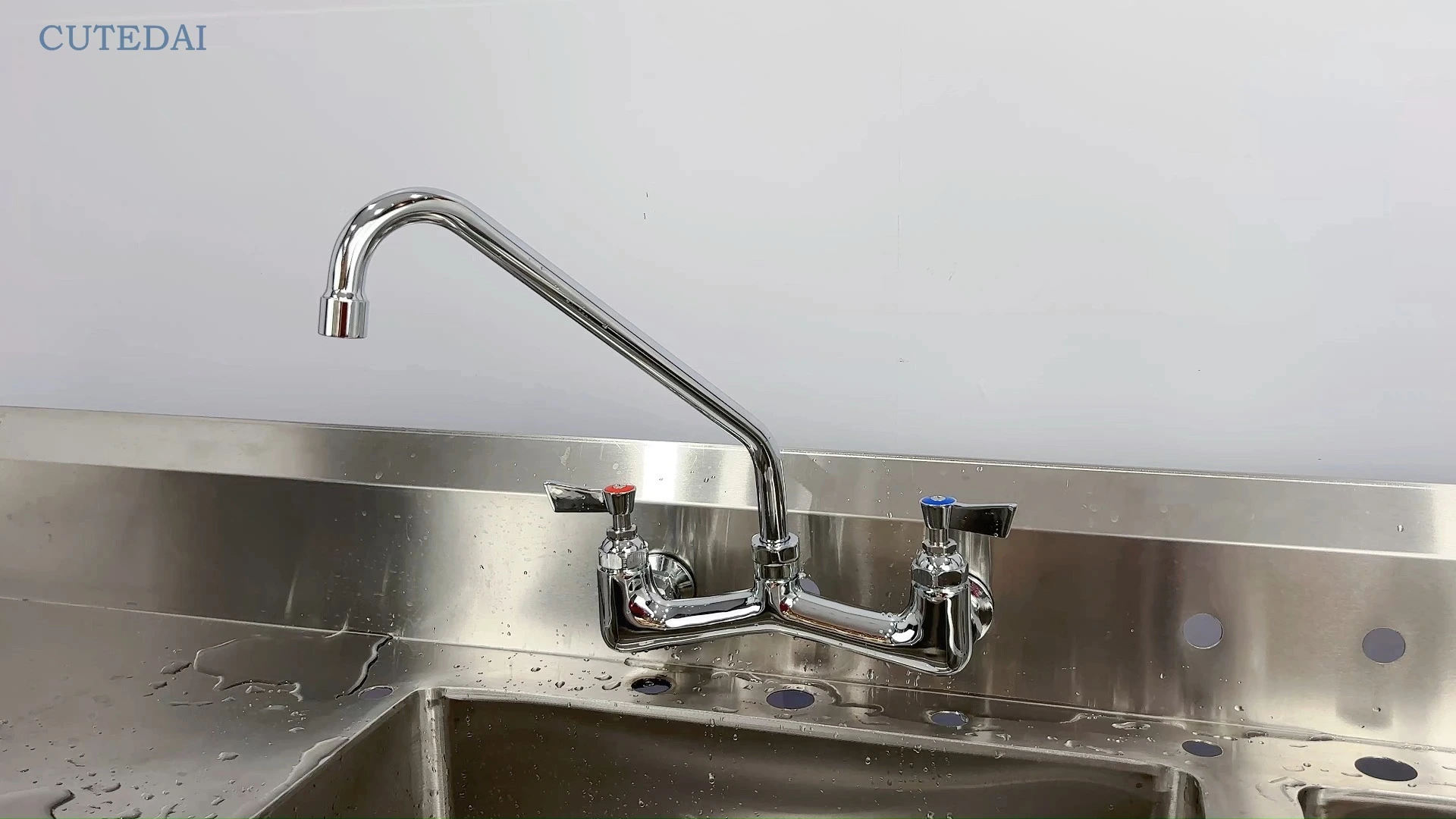 ก๊อกน้ำห้องครัวทองเหลืองชุบโครเมียมแบบมีด้ามจับคู่ ดีไซน์อุตสาหกรรมทันสมัย ​​พร้อมหัวฉีดหมุนสำหรับน้ำร้อนและน้ำเย็นสำหรับโรงแรม 1