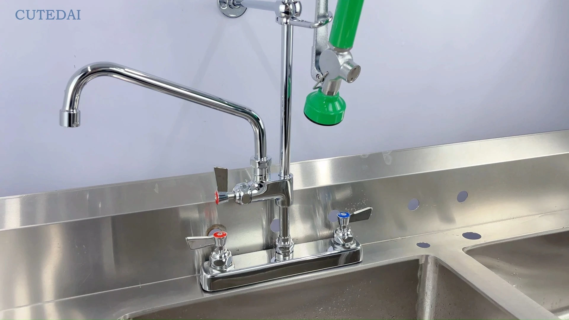 Rubinetto in ottone da cucina commerciale con prelavaggio, stile industriale, 2 fori per l'installazione in hotel 1