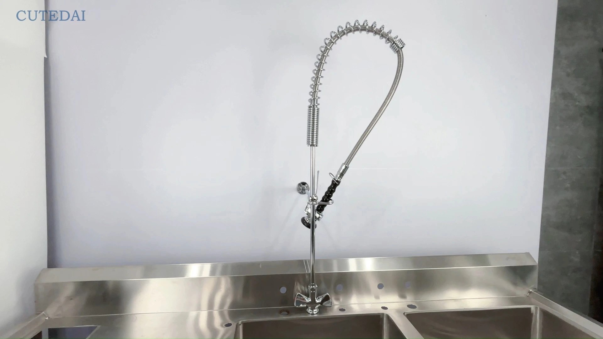 상업용 사전 헹굼 주방 수도꼭지 산업 스타일 데크 장착형 호텔 주방 싱크대용 수도꼭지 인기 황동 소재 1