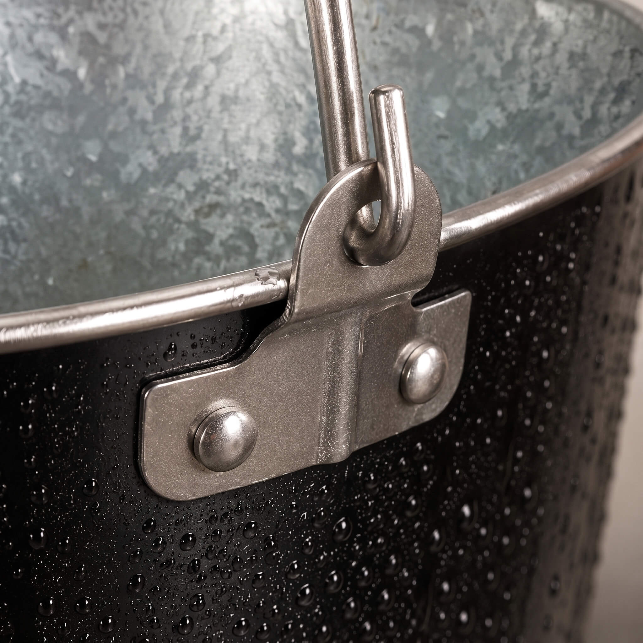 Metall-Eiskübel-Griff-Ösen-Nieten-Detail