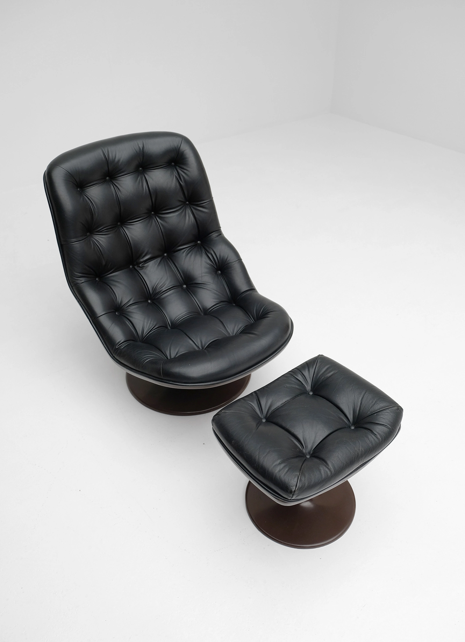 Factory wholesale luxury colorful fabric living room chair vintage leather high end living room chair 1