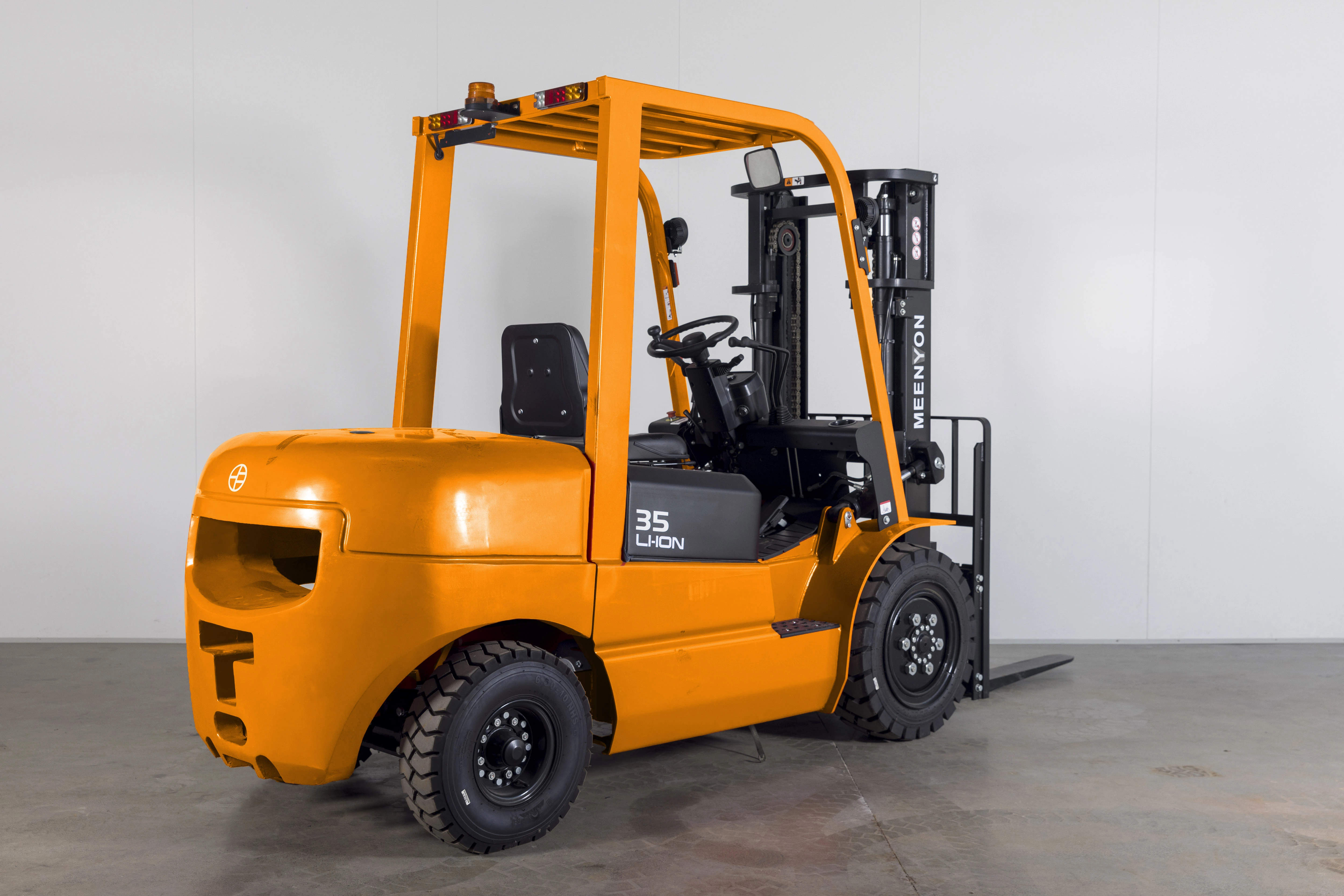 4-колесный электрический вилочный погрузчик для бездорожья и тяжелых условий эксплуатации 1