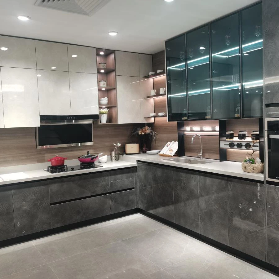 Amplio gabinete de cocina con frente de vidrio para almacenamiento organizado 1