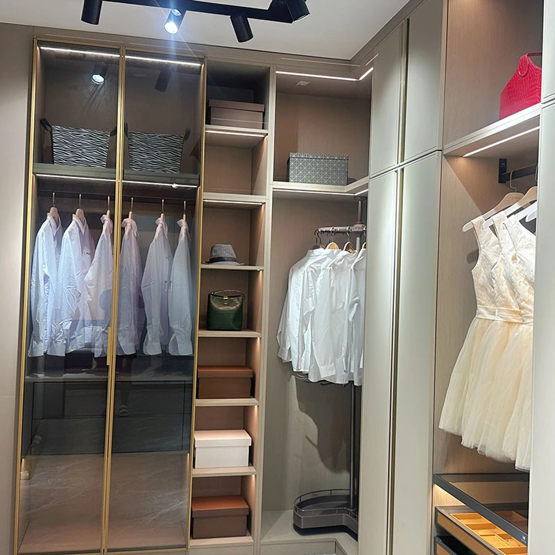 ตู้เสื้อผ้า Walk In Closet ทันสมัยพร้อมประตูกระจกอลูมิเนียม 1