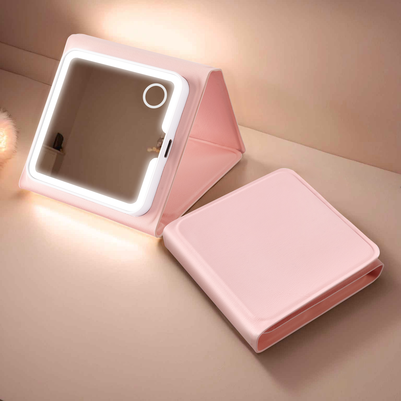 Miroir de maquillage portable à trois volets avec éclairage LED, rechargeable et à intensité variable par simple contact, grossissement 5x et 10x. 1
