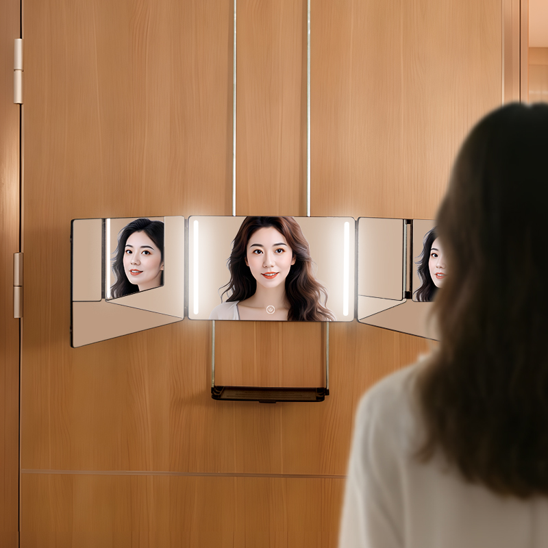 Femme utilisant un miroir LED à trois volets avec plateau pour se couper les cheveux