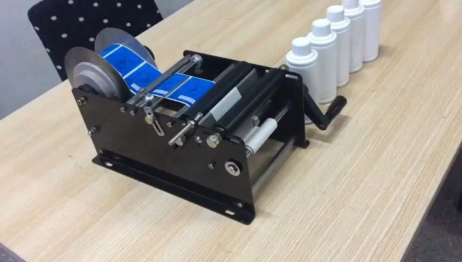 WILLDONE MT 30 Machine d'étiquetage manuelle de bouteilles rondes en plastique pour eau minérale, Machine d'emballage d'étiquettes autocollantes pour bouteilles rondes 1