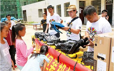 Colaborador educativo & Constructor de sueños & Cultivador de talentos: viaje benéfico de TECH-LONG 2016 a Anshun, Guizhou