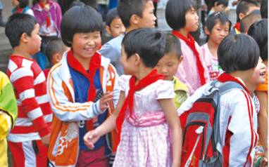 Ayudar a los estudiantes en Shaoguan - Actividades benéficas de TECH-LONG en 2014