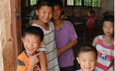 Deje que el sueño de estudiar de los niños se haga realidad: recorrido por TECH-LONG Hot Heart Education Aid