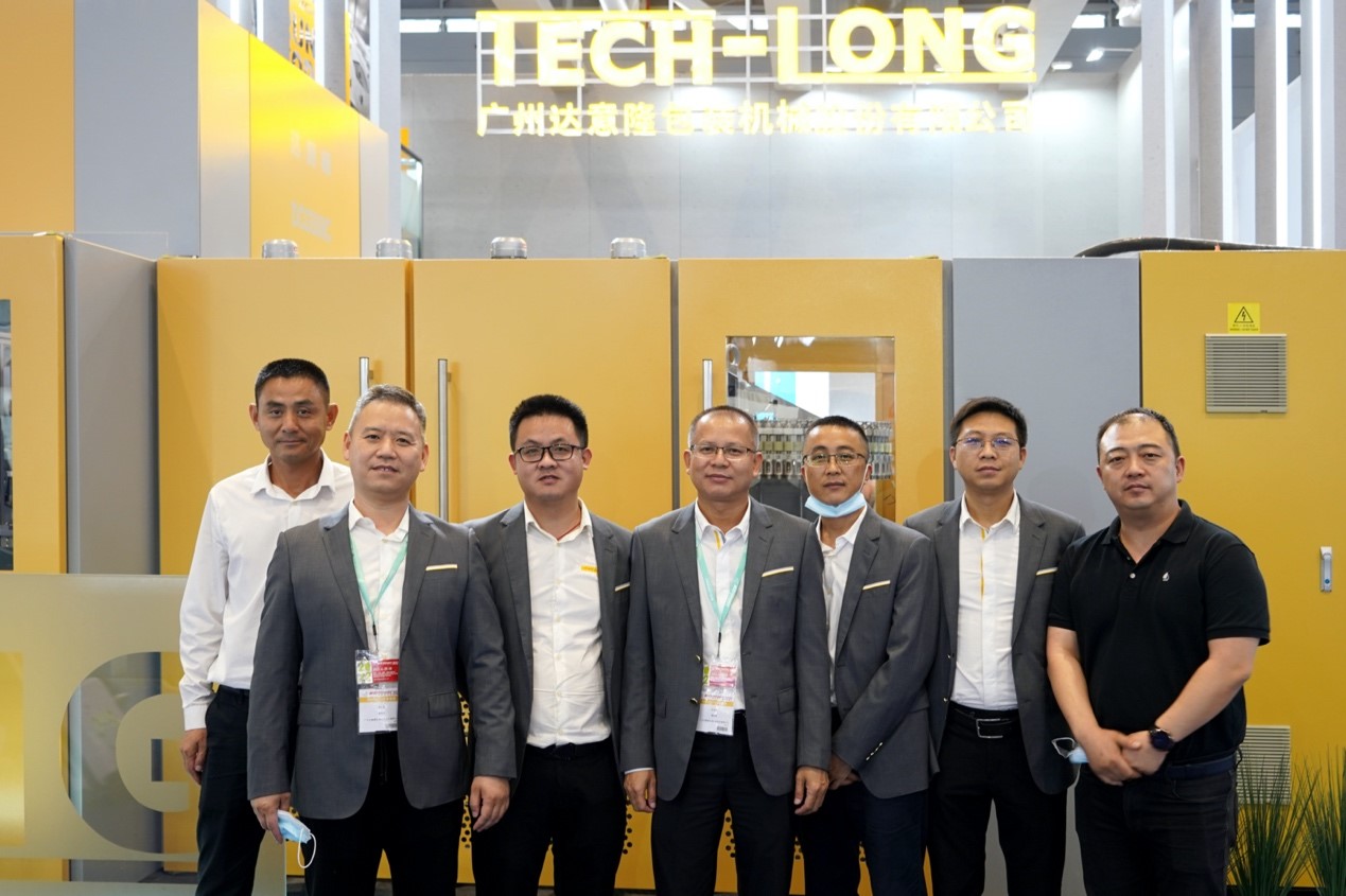 TECH-LONG brilla en chinaplas con su máquina sopladora 3