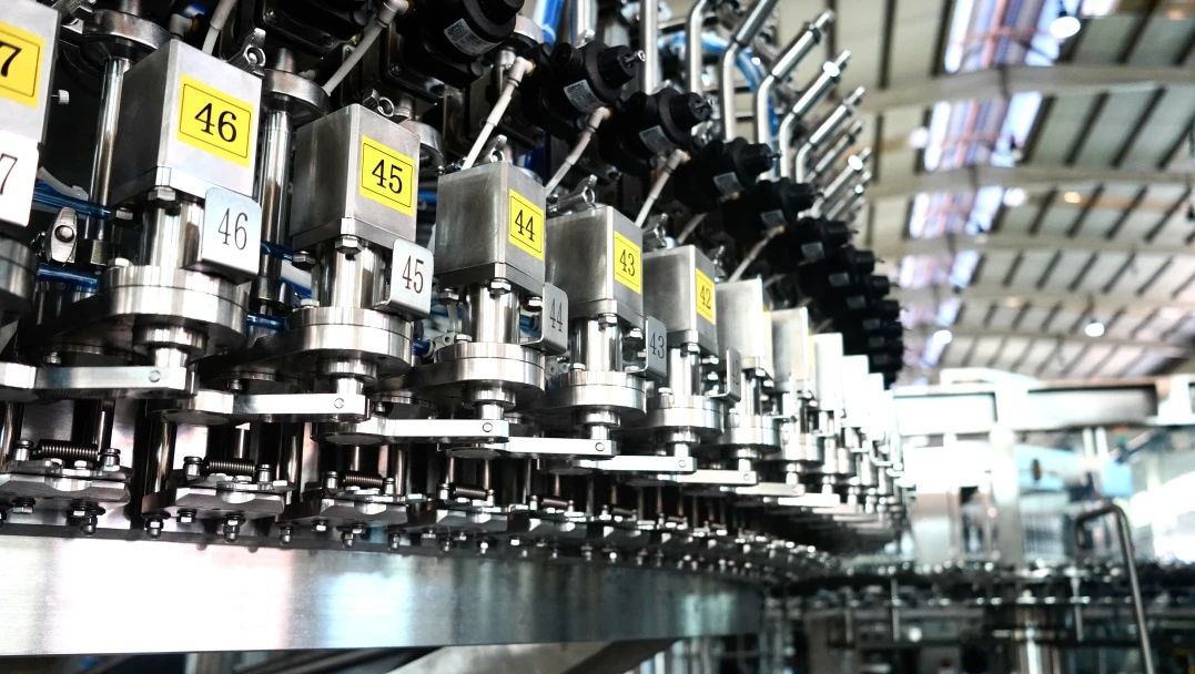 ¡Hito! TECH-LONG ha liderado Asia en su primera combinación de soplado, etiquetado, llenado y tapado de alta velocidad de 72000 BPH fabricada de forma independiente.