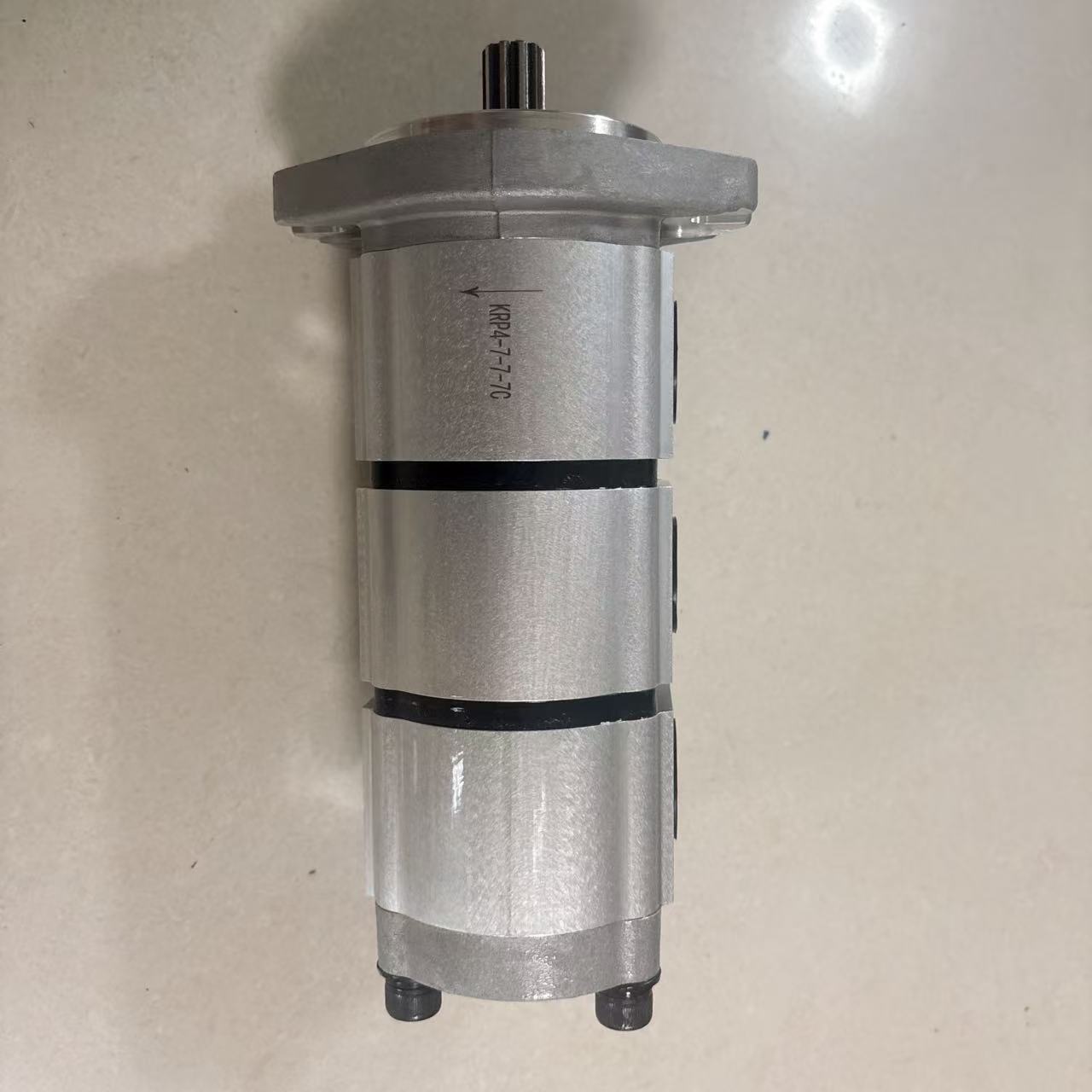 Pompe a ingranaggi KYB KRP4-7-7-7C KP1009ALFSS YPD1-2.52.5A2 D2-L YP10-5.0D2H2-R SDYB607L165 3EC-60-31811 3