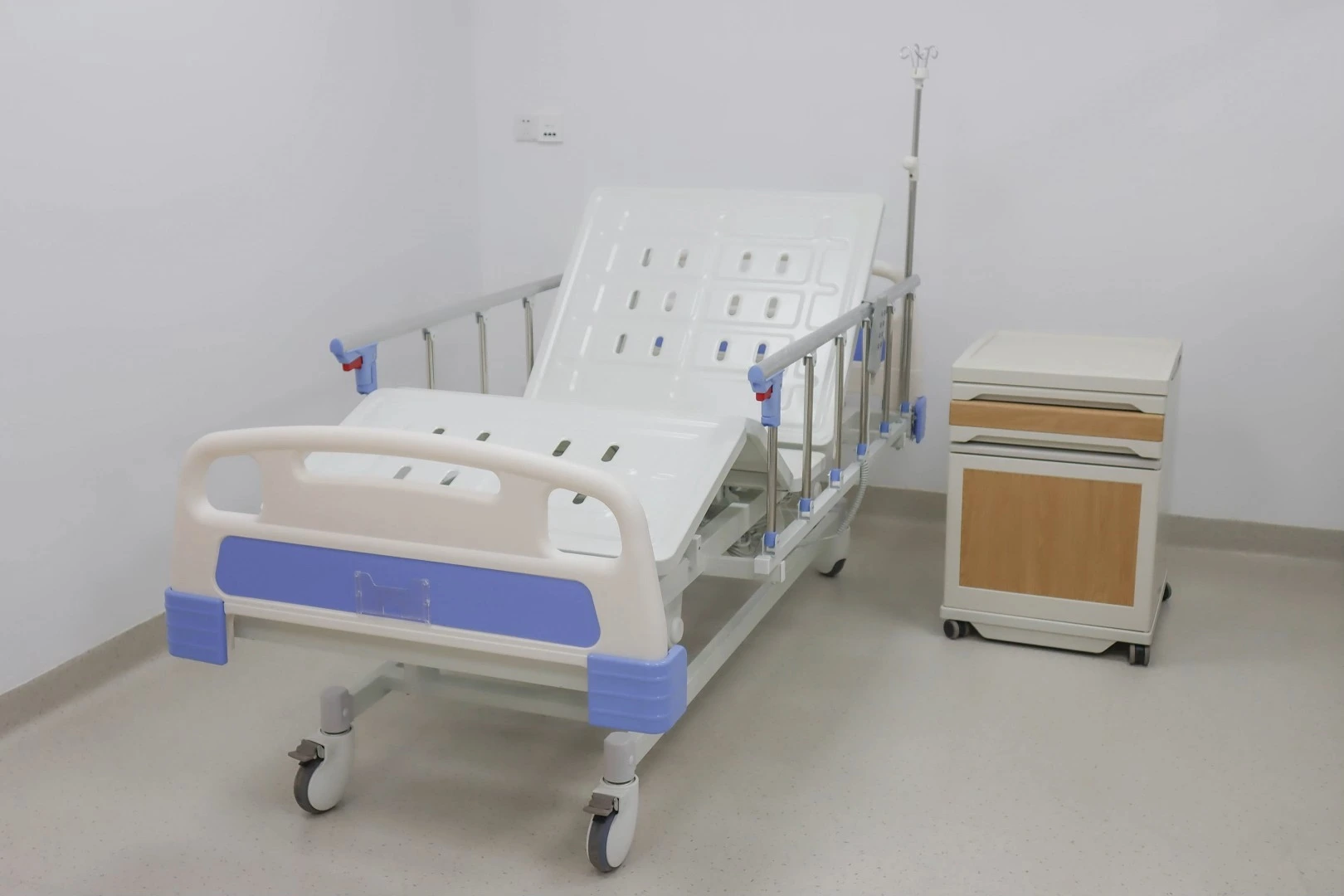Lit d'hôpital électrique YXZ-C3(A3) - 3 fonctions pour un confort ultime-1695282890526419 1