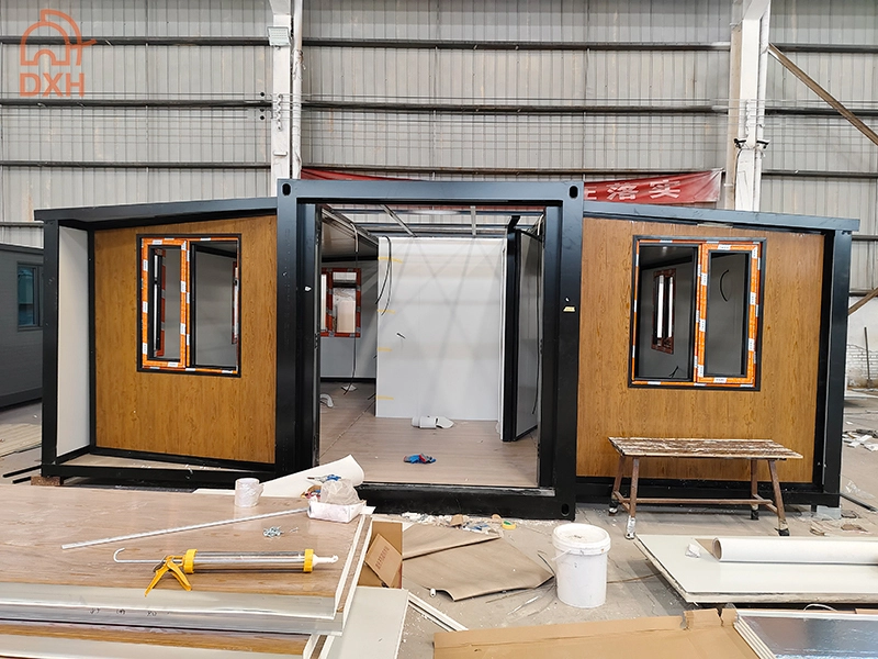 DXH 20ft Teak color standard configuration expandable container house with 2 bedrooms 1 bathroom and 1 kitchen 1