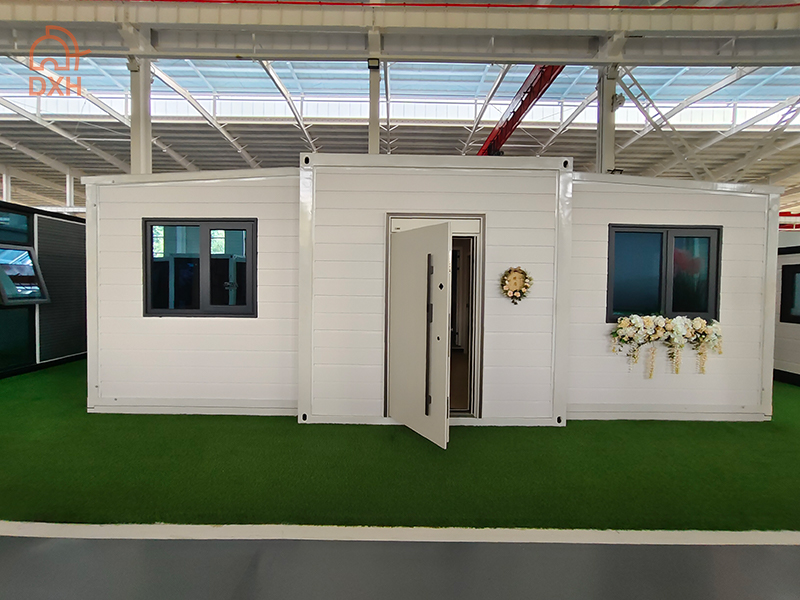 Китайский производитель DXH Чистый белый расширяемый контейнерный дом в европейском стиле длиной 20 футов с 2 спальнями, 1 кухней и 1 ванной комнатой. 1