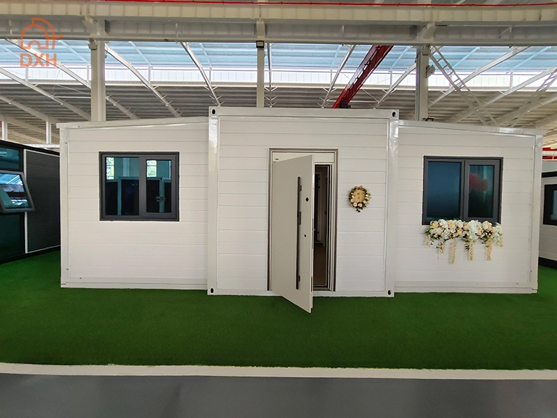 Fabricante chinês DXH Casa de contêiner expansível de estilo europeu branco puro de 20 pés com 2 quartos, 1 cozinha e 1 banheiro 1