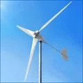 Axe horizontal de type G 3KW Générateur d'énergie éolienne de 30 kW avec trois lames en fibre de verre blanche pour un réglage automatique de l'angle au vent 1