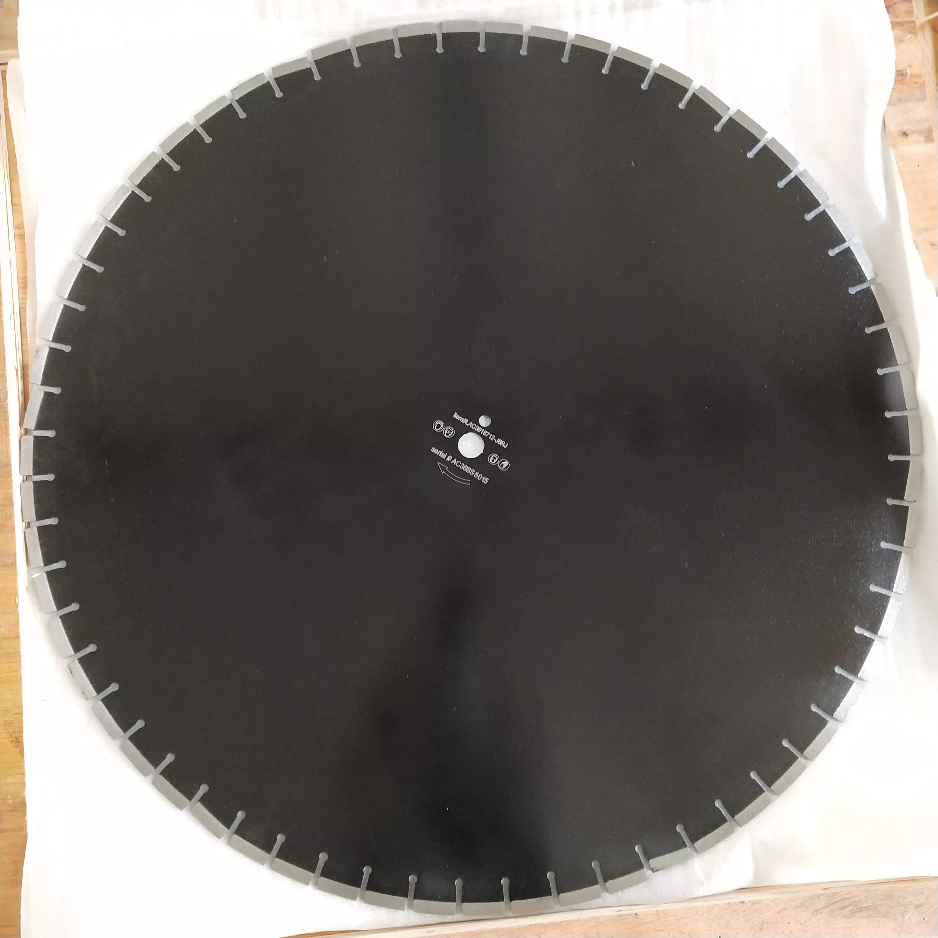 36 900 mm Diamantsägeblatt für Asphalt-über-Beton-Schneidwerkzeuge mit Schutzsegment 1