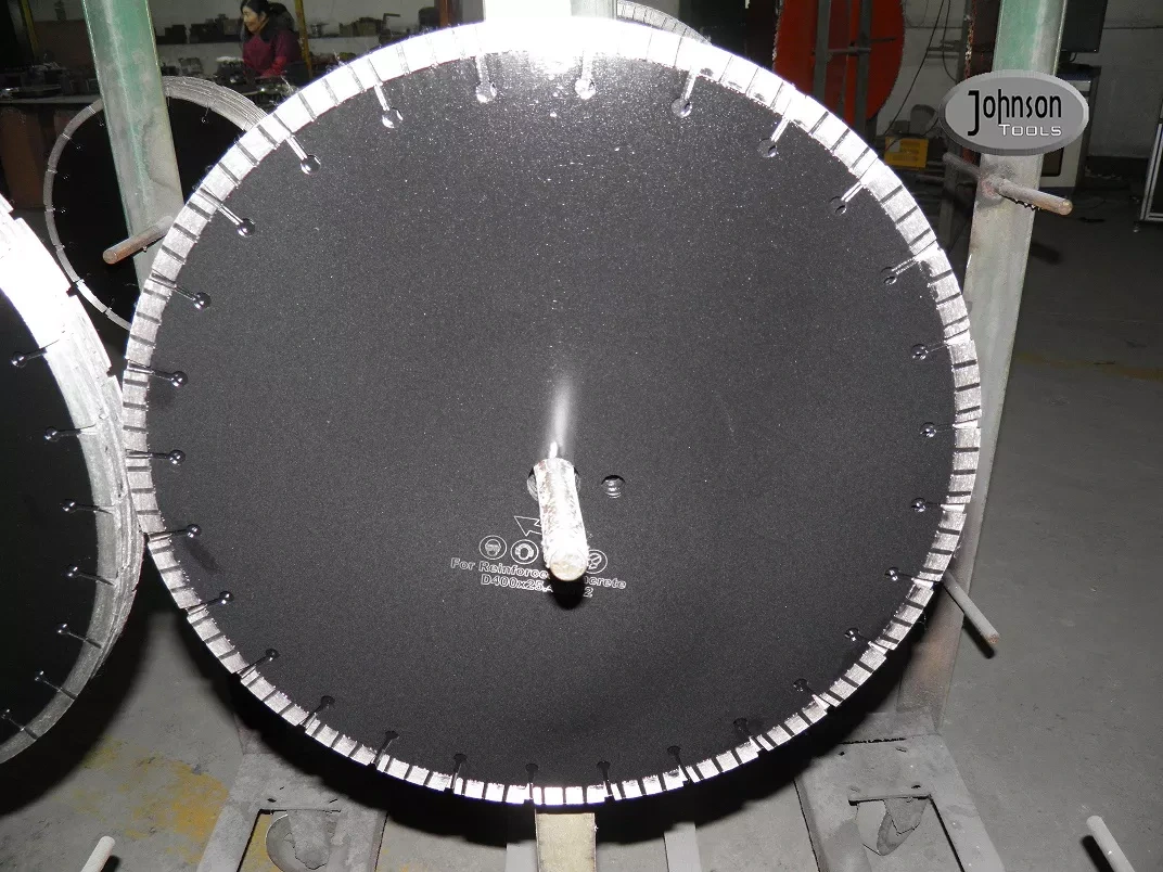 400-mm-Laserklinge mit Turbosegment für extrem scharfes Schneiden von Stahlbeton 1