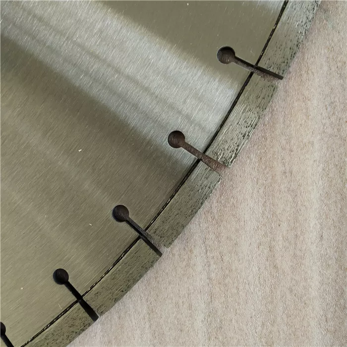 Lama per sega diamantata saldata al laser da 32 800 mm per il taglio di cemento precompresso 3