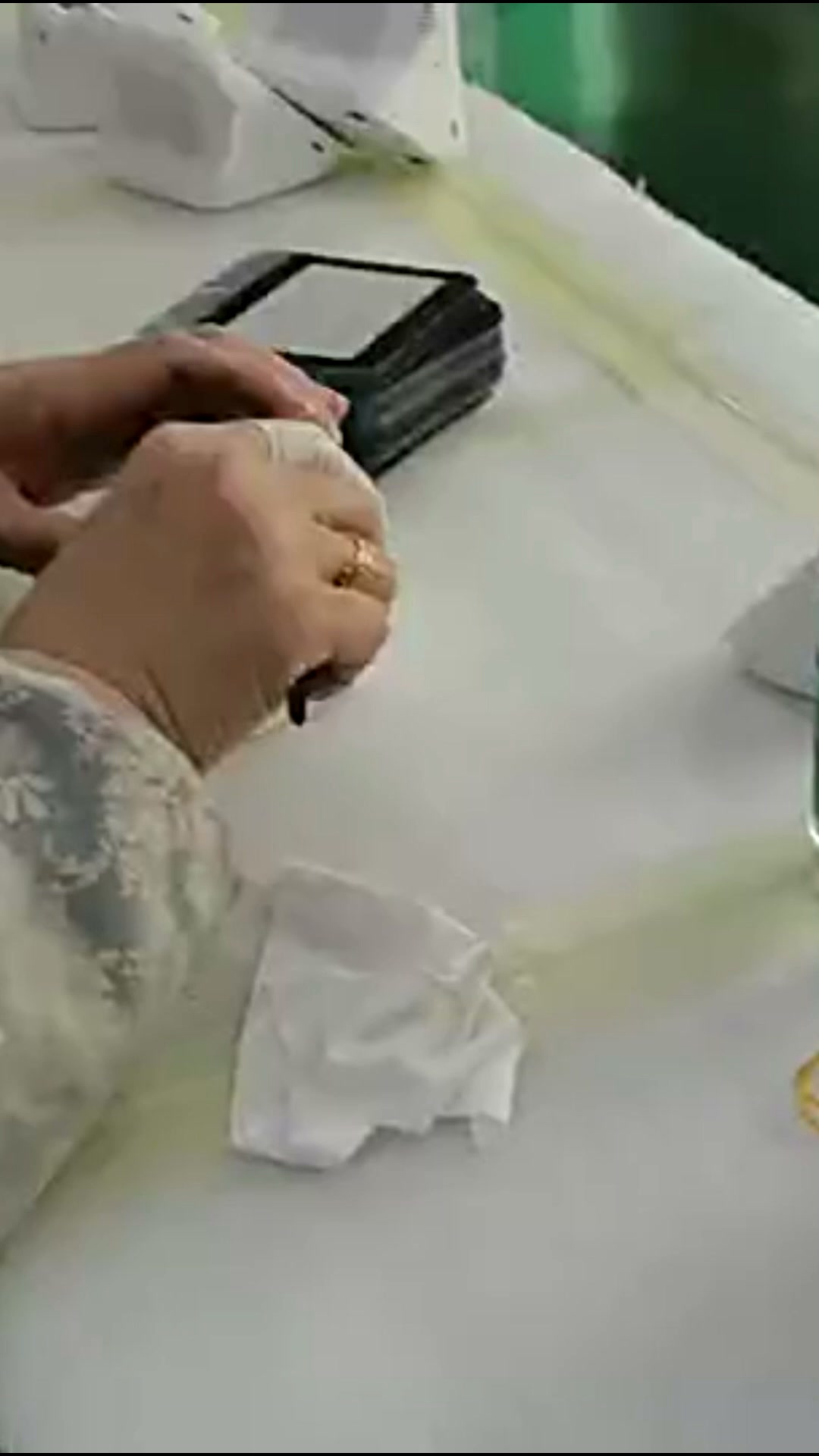 Montage des Außengitters von Luftqualitätsdetektoren | Präzise Gittermontage in der Produktionslinie. Dieses Video zeigt den Montageprozess des Außengitters von Luftqualitätsdetektoren. Arbeiter passen es präzise an und befestigen es (0).
