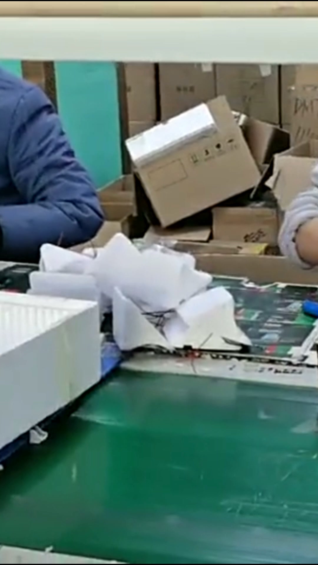 Montagelinie für Luftqualitätsmessgeräte | Komponentenmontage in unserer Instrumentenfabrik Verfolgen Sie den gesamten Montageprozess von Luftqualitätsmessgeräten an unserer Produktionslinie. Fachkräfte montieren die Komponenten (0).