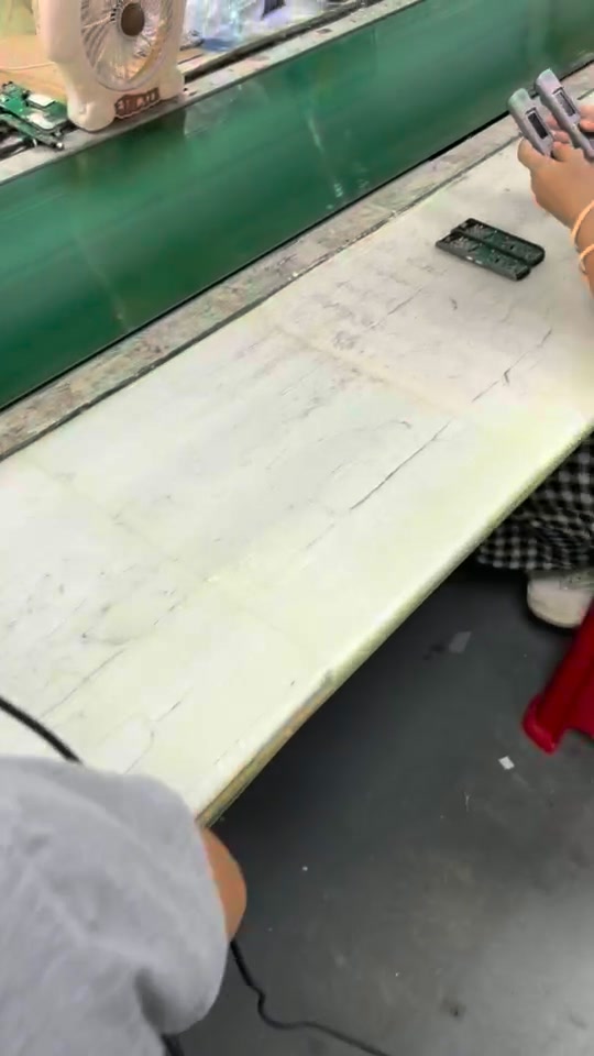 Wie wir in unserer Standardwerkstatt zuverlässige Luftqualitätsmessgeräte herstellen. Hinter jedem Hochleistungs-Luftqualitätsmessgerät steckt eine streng standardisierte Produktion. Sehen Sie sich unseren Werkstattablauf von der Komponentenauswahl an (1)
