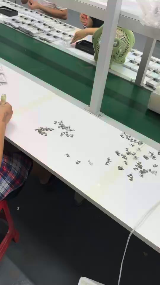 Montage des Gehäuses für Luftqualitätsmessgeräte in der Produktionslinie. Sehen Sie sich den Montageschritt des Gehäuses in unserer Produktionslinie für Luftqualitätsmessgeräte an. Präzise Passform und saubere Montage gewährleisten, dass das fertige Messg